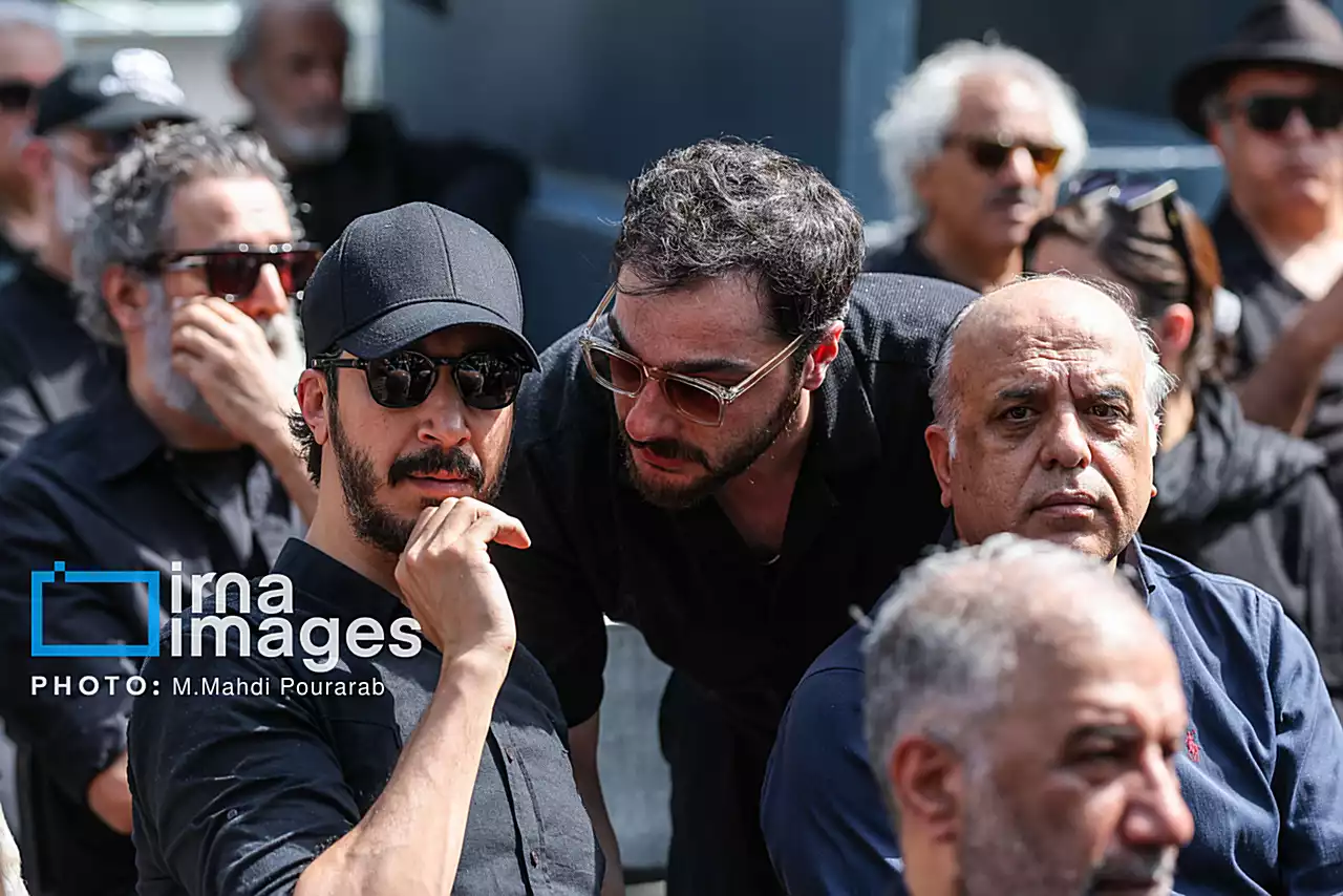 تصاویر مراسم تشییع جنازه اکبر عبدی با حضور هنرمندان 