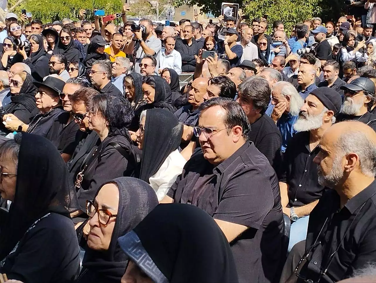 تصاویر مراسم تشییع جنازه اکبر عبدی با حضور هنرمندان 