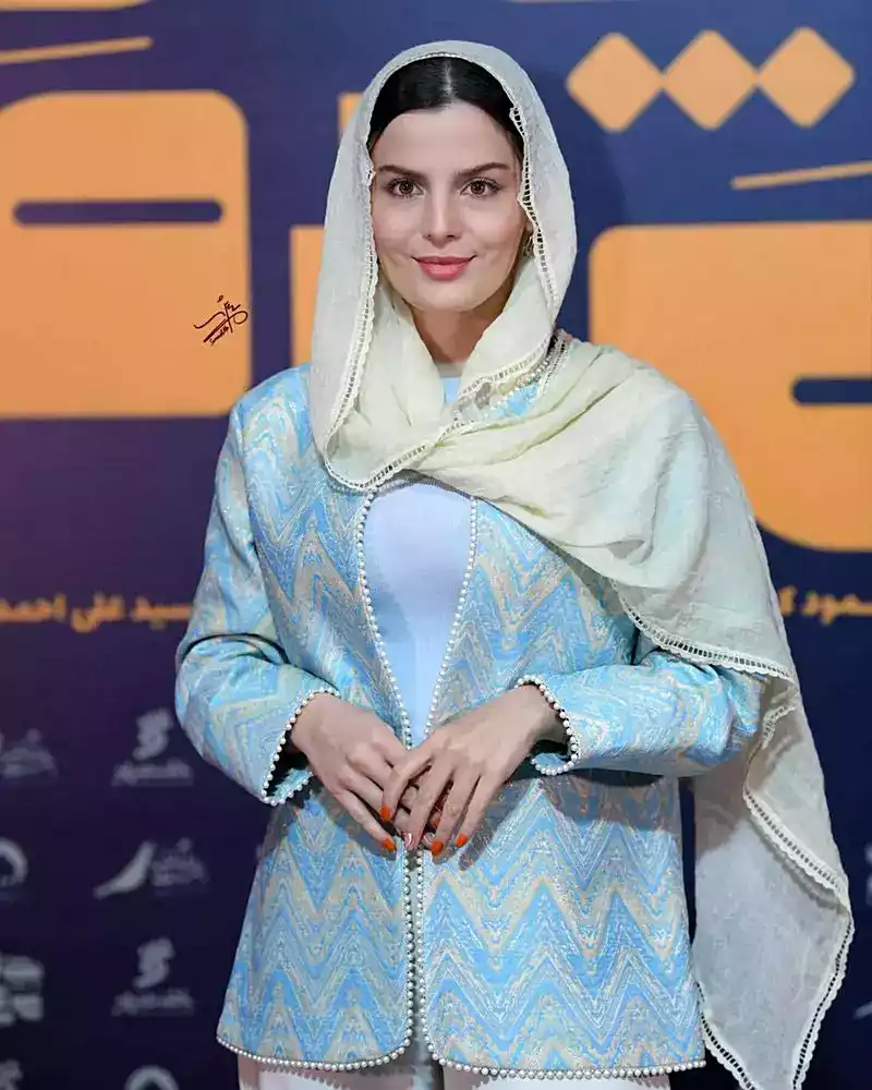 عکس غزاله اکرمی با تیپ جالب